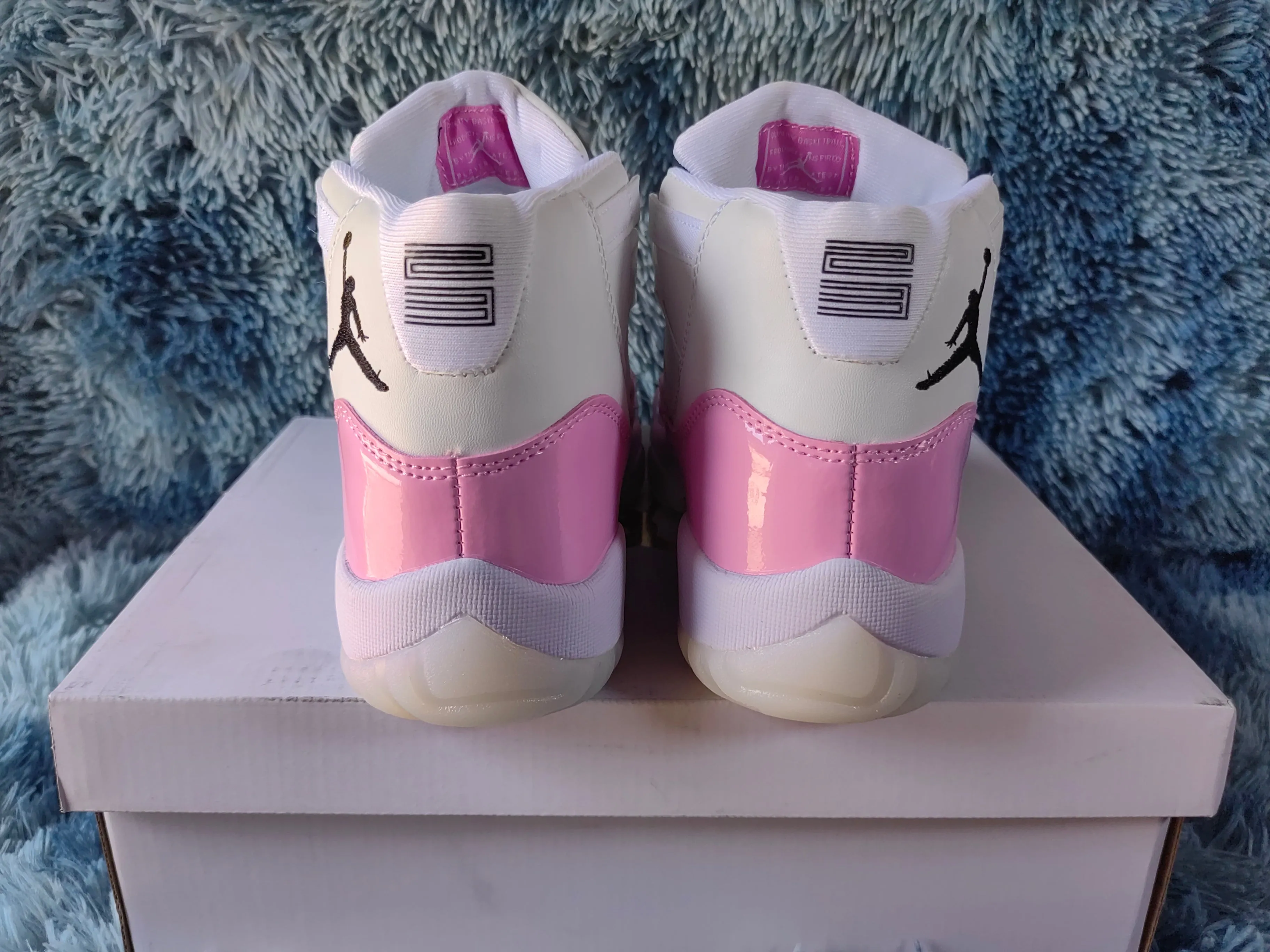 JORDAN 11 Pink