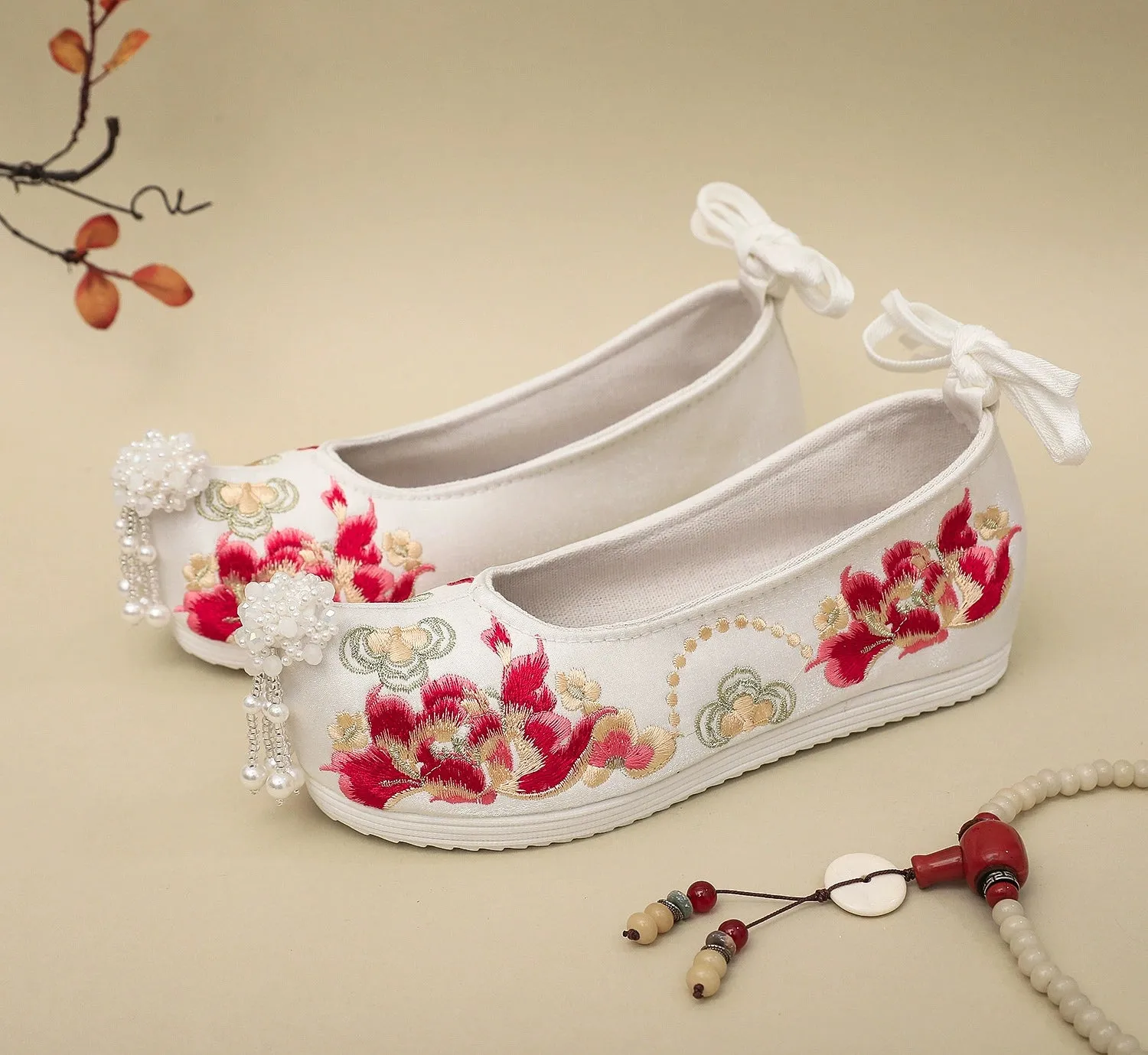 Sai Hong 腮红 Song Ming Embroidered Pearl Pointed Toe Gongxie Shoes