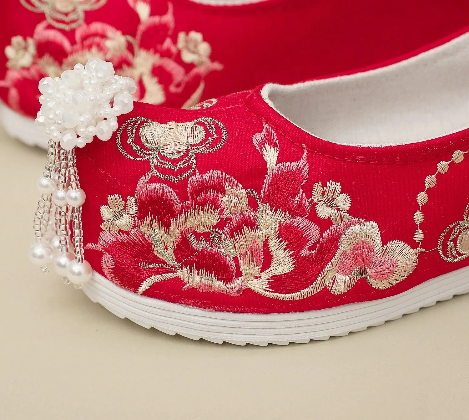 Sai Hong 腮红 Song Ming Embroidered Pearl Pointed Toe Gongxie Shoes