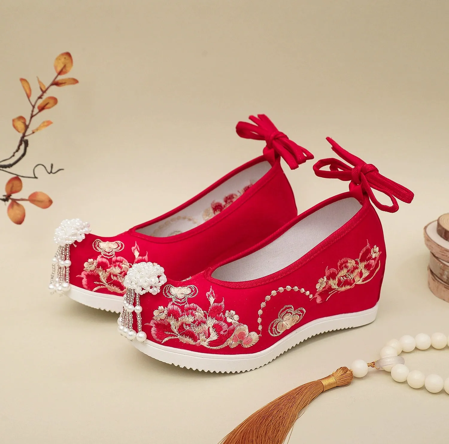 Sai Hong 腮红 Song Ming Embroidered Pearl Pointed Toe Gongxie Shoes