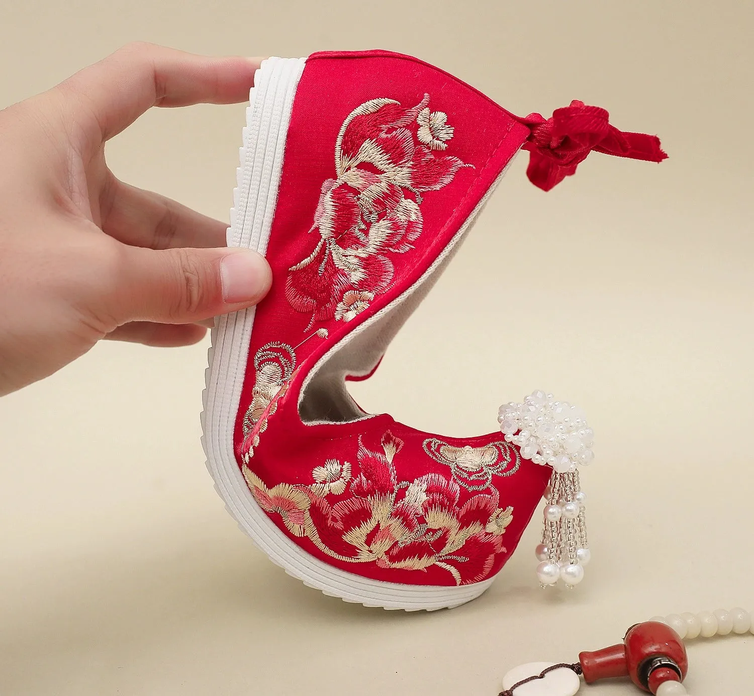 Sai Hong 腮红 Song Ming Embroidered Pearl Pointed Toe Gongxie Shoes