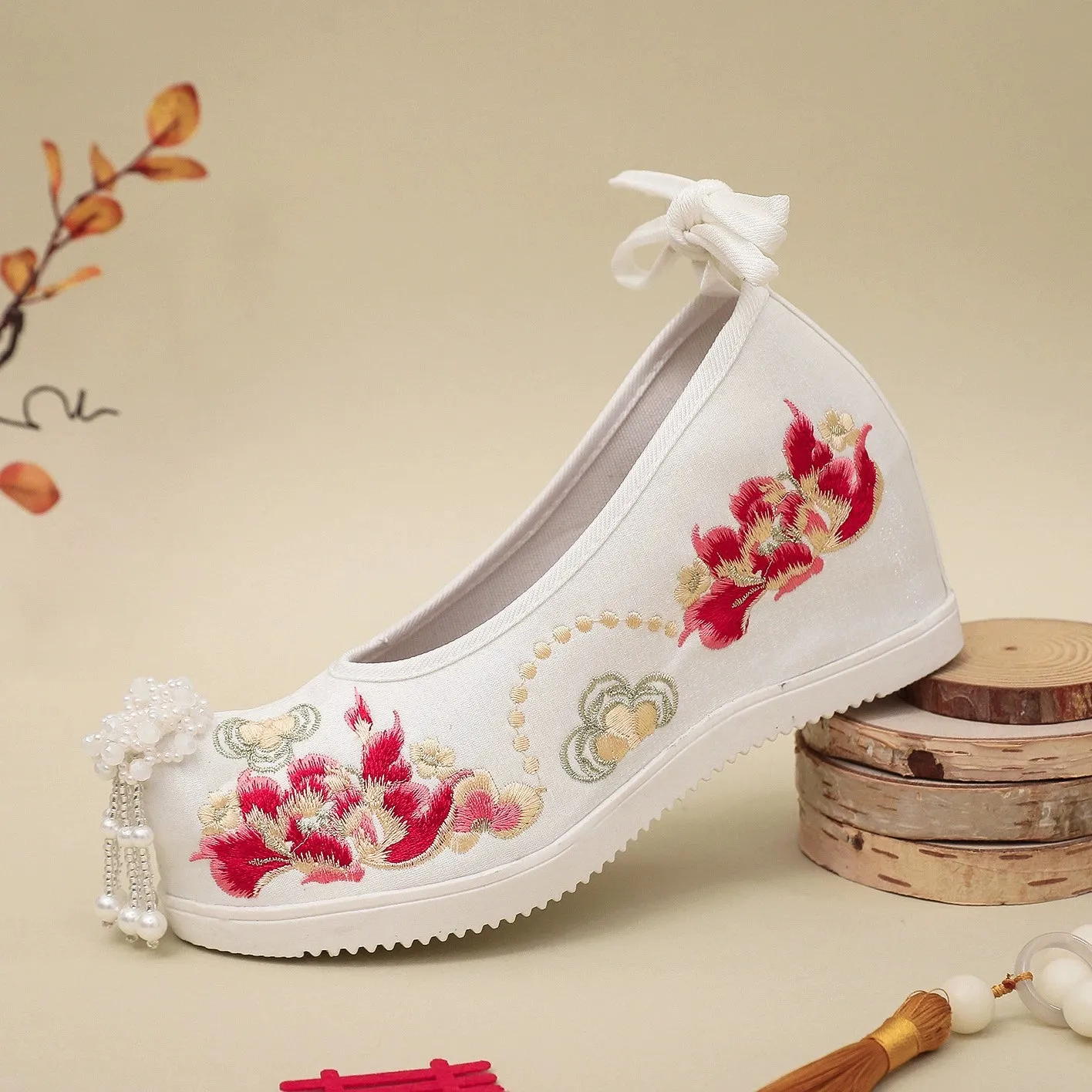 Sai Hong 腮红 Song Ming Embroidered Pearl Pointed Toe Gongxie Shoes