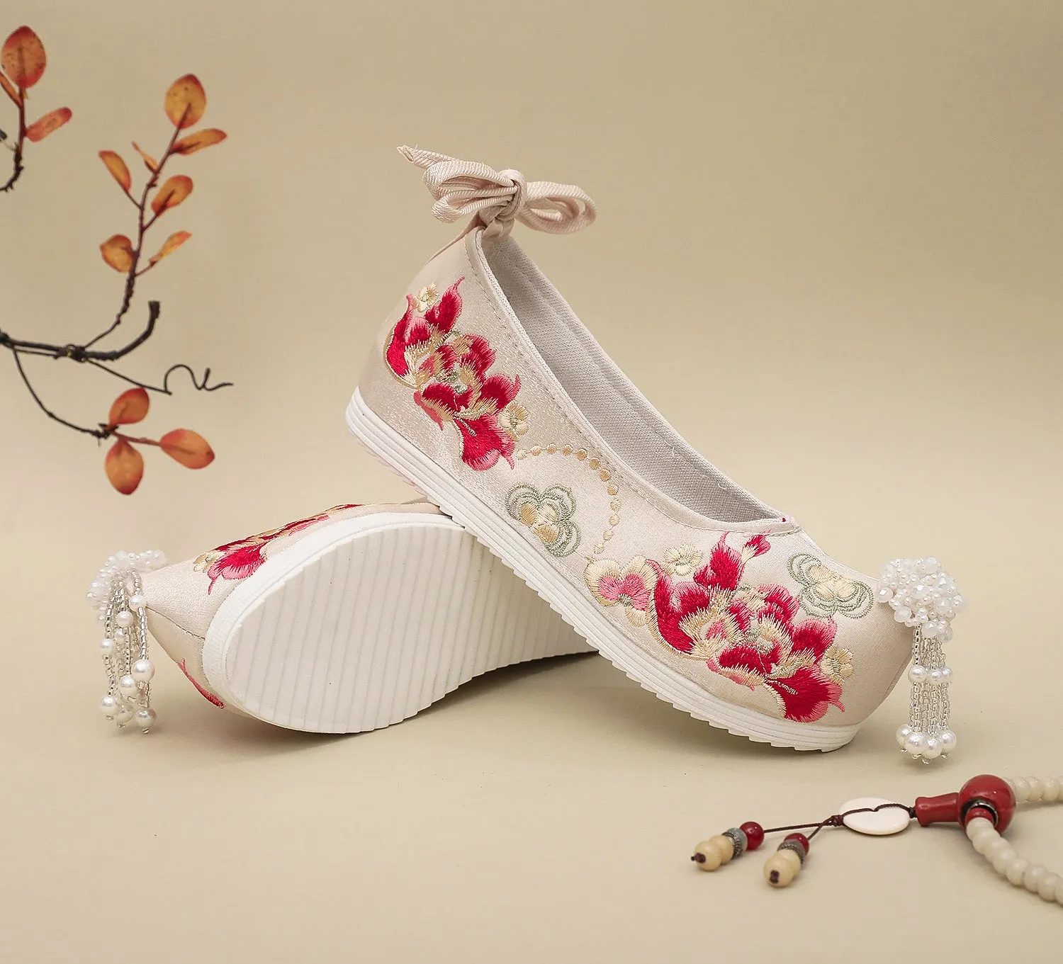 Sai Hong 腮红 Song Ming Embroidered Pearl Pointed Toe Gongxie Shoes