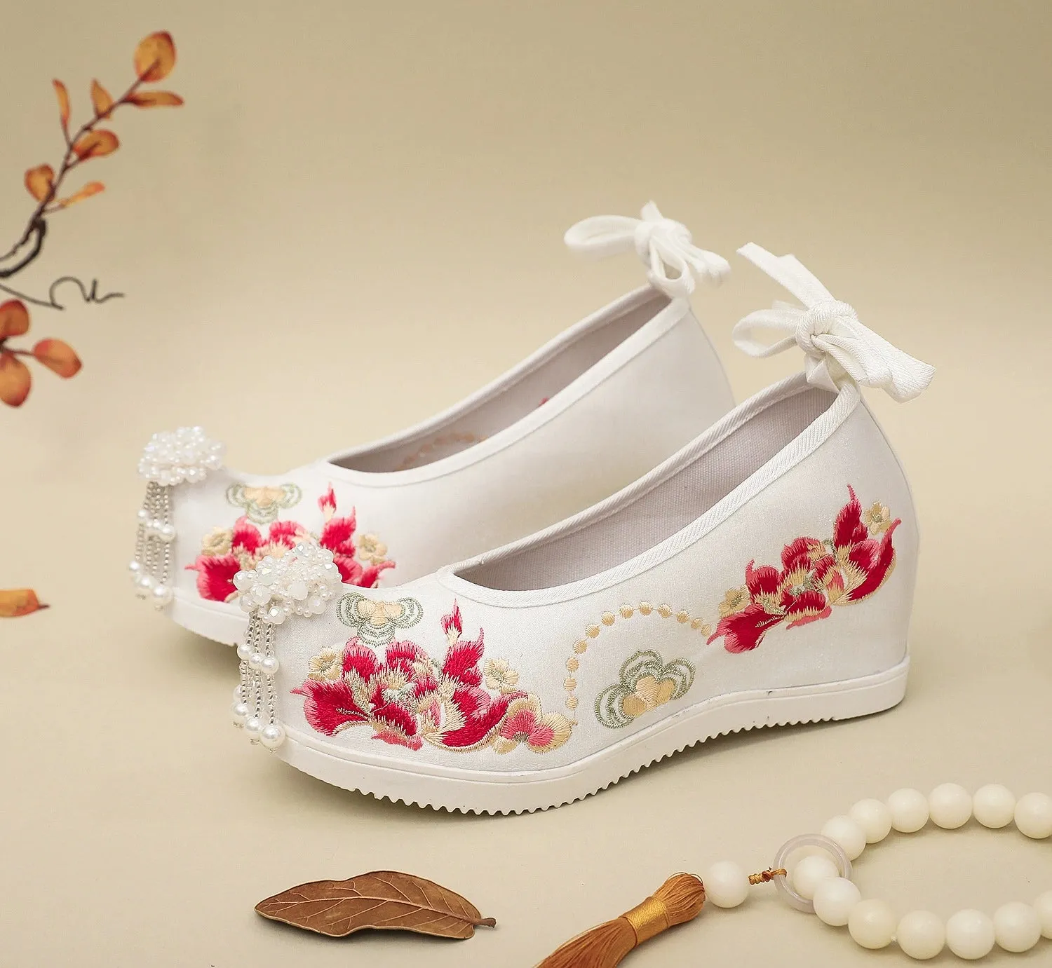 Sai Hong 腮红 Song Ming Embroidered Pearl Pointed Toe Gongxie Shoes