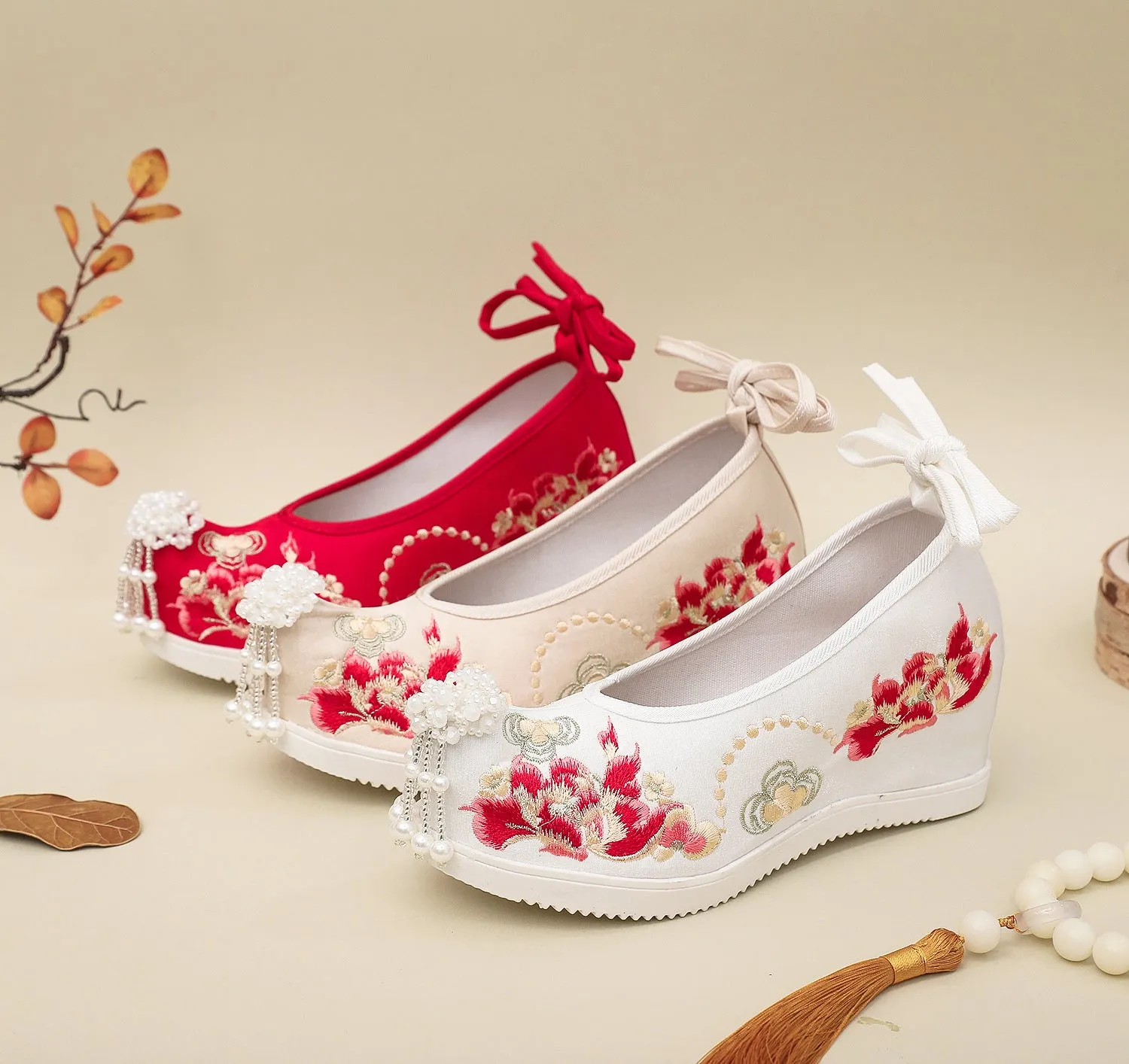 Sai Hong 腮红 Song Ming Embroidered Pearl Pointed Toe Gongxie Shoes